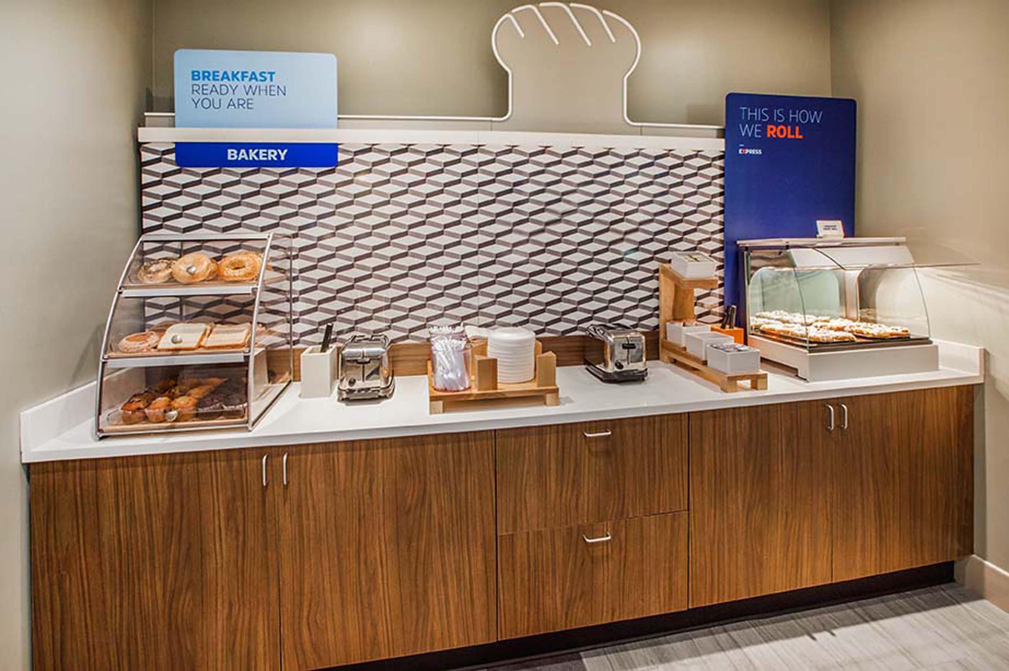 Holiday Inn Express & Suites Columbus At Northlake By Ihg Екстериор снимка