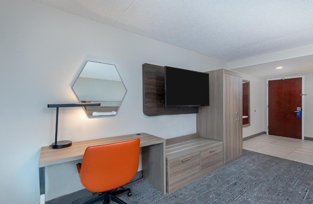 Holiday Inn Express & Suites Columbus At Northlake By Ihg Екстериор снимка