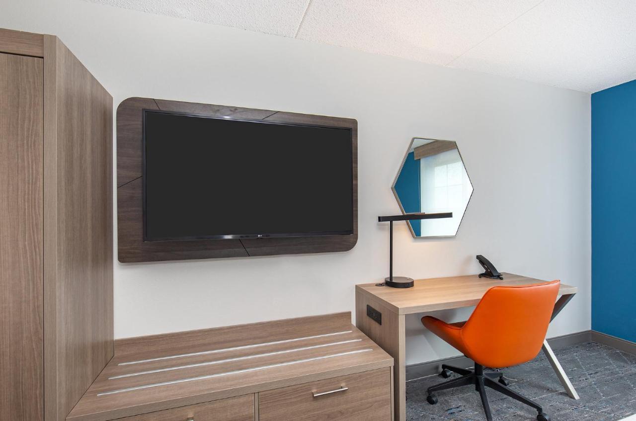Holiday Inn Express & Suites Columbus At Northlake By Ihg Екстериор снимка