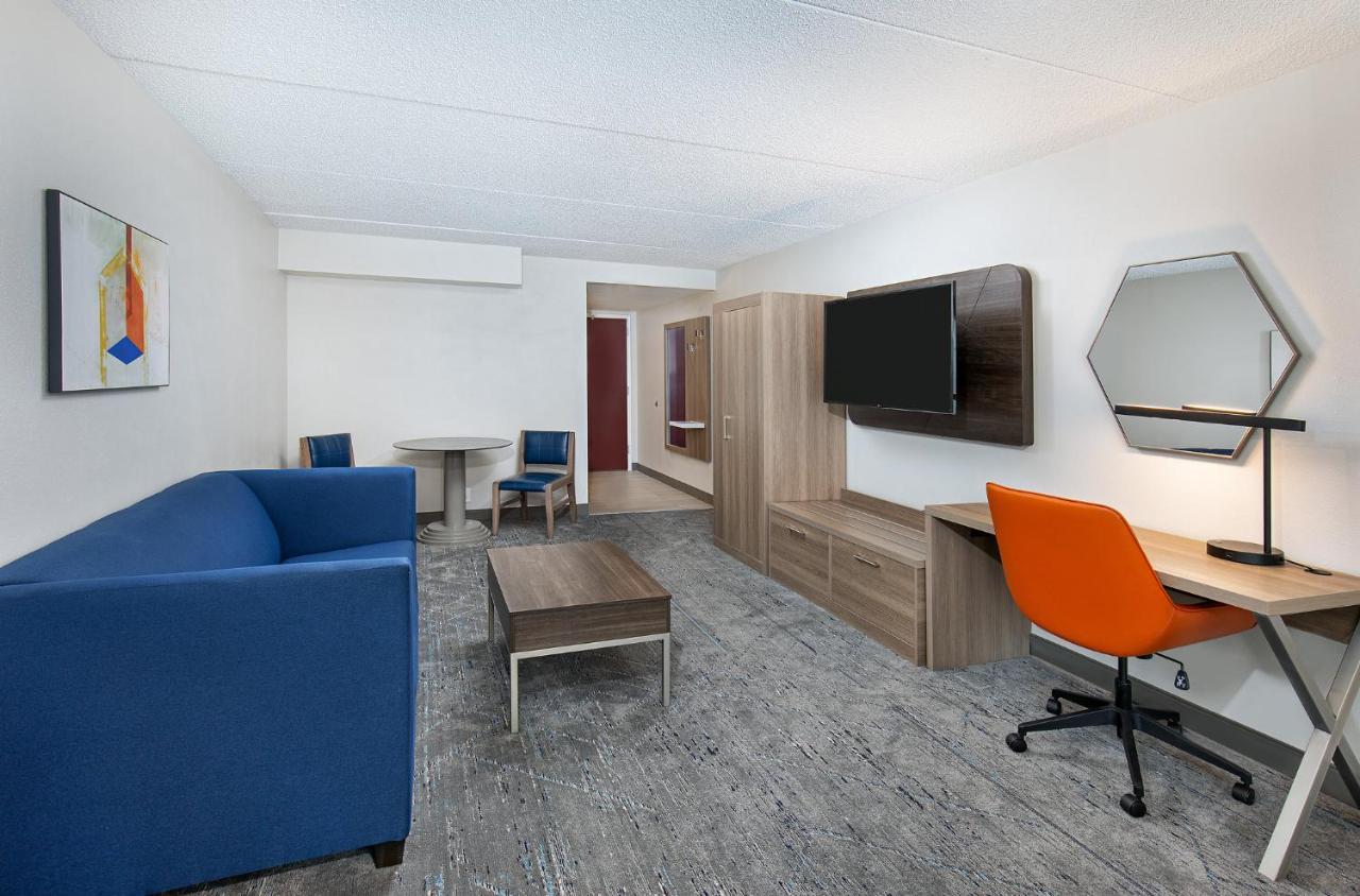 Holiday Inn Express & Suites Columbus At Northlake By Ihg Екстериор снимка