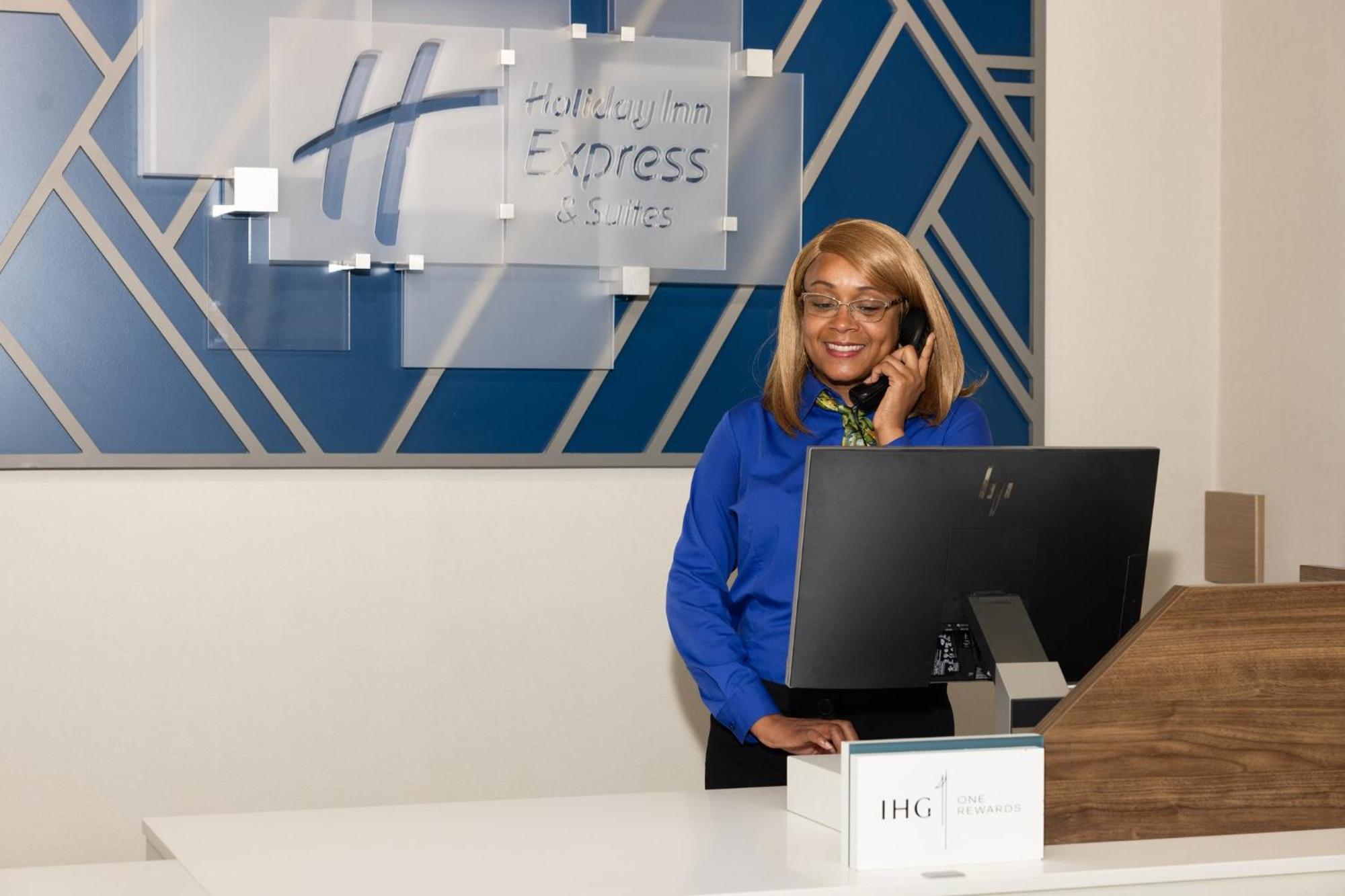 Holiday Inn Express & Suites Columbus At Northlake By Ihg Екстериор снимка