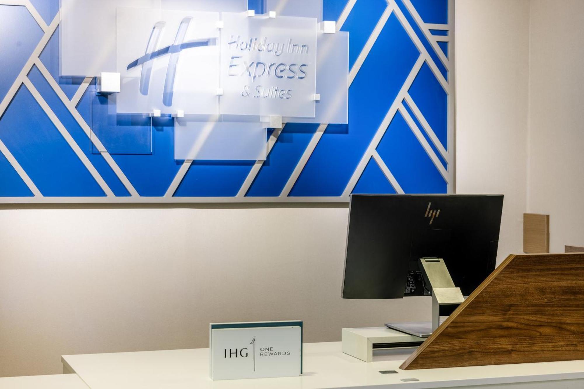 Holiday Inn Express & Suites Columbus At Northlake By Ihg Екстериор снимка