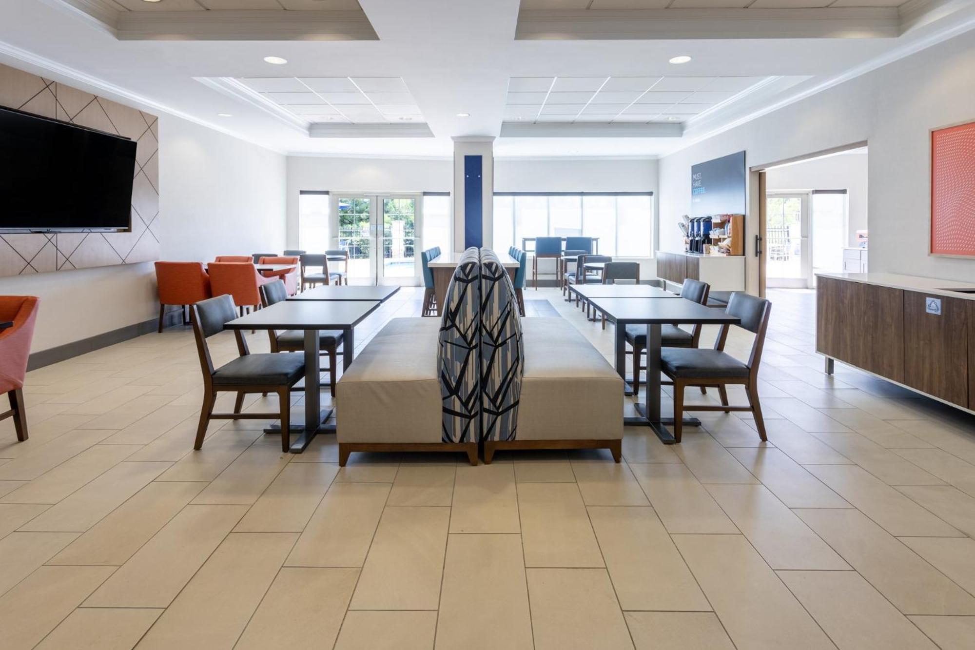 Holiday Inn Express & Suites Columbus At Northlake By Ihg Екстериор снимка