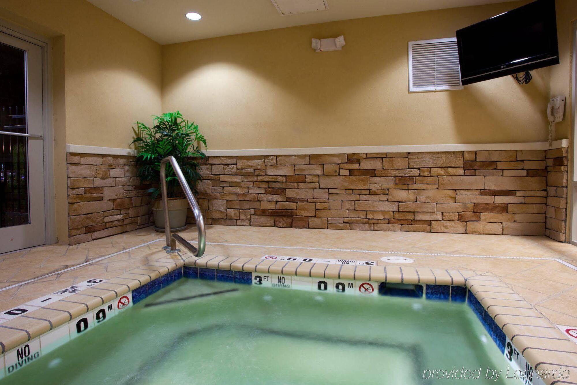 Holiday Inn Express & Suites Columbus At Northlake By Ihg Екстериор снимка
